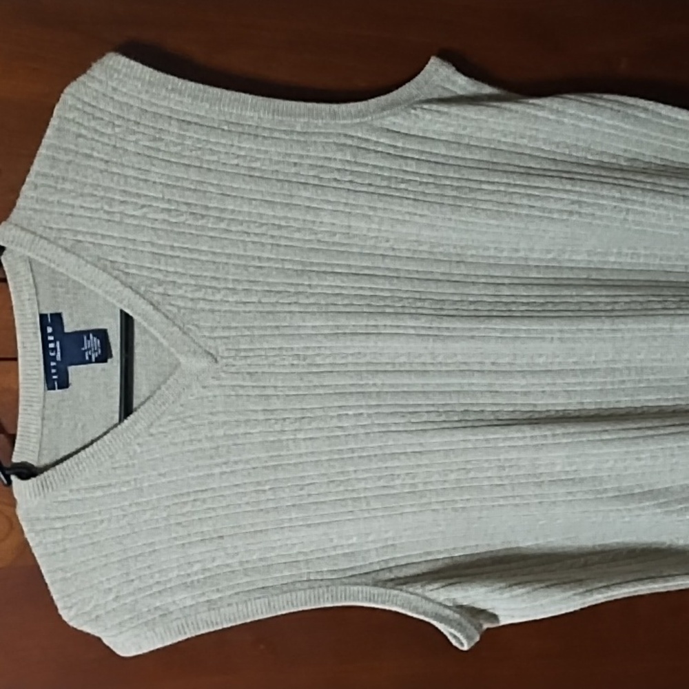 V- neck sleeveless sweater